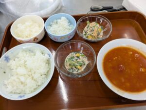 今回のメニューはチキンビーンズと小松菜サラダでした。